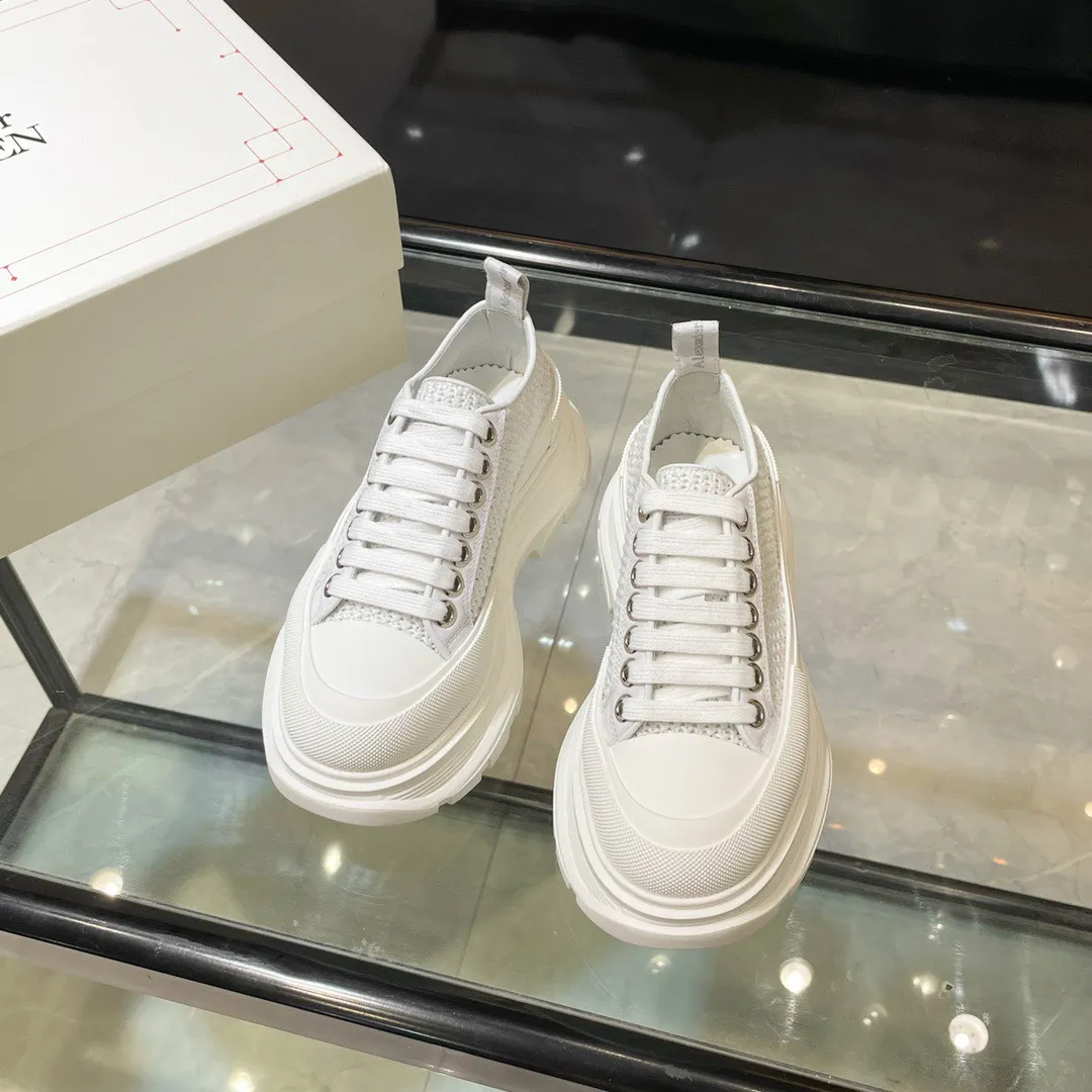 👟👟Ex-factory price 560👟👟 Men’s size +10 🔥Mc Queen new woven McQueen couple shoes 🔥Exclusive first launch‼ ️‼ ️Young ladies who are fashion representatives must be in the forefront of fashion! The shoes have a transparent and simple personalized design, which increases the height and slims the legs, showing full charm, and the upper feet are super stylish. ⚠The upper is made of customized imported canvas, which is breathable, comfortable and not stuffy on the feet. The color is warm and moist. 🔸Inside: Yangli. Feet: imported goatskin. Full of flexibility! The round toe design allows the toes to be completely released🥰 Get rid of the original pressure of shoes! 🔸The outsole adopts the original molded combination TPU transparent outsole. The process of combining several layers of outsole is complicated. Super light and super comfortable! Very affordable ❤️ 🔸Size: 35-40 for women, 250 for low-income women. The women’s low-top version will be released first. The latest counter high version packaging, with certificates, cards, and pure cotton bags.